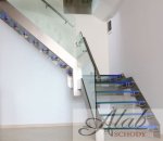 schody zabiegowe z balustrad szklan